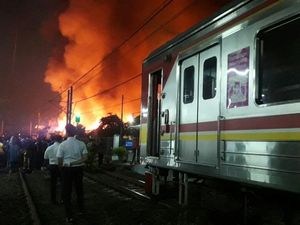 Kebakaran di Taman Kota, Perjalanan Kereta Bandara Ikut Terganggu