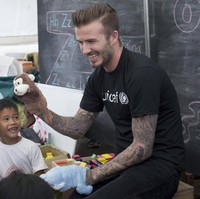 Mengunjungi korban topan Haiyan di Filipina pada 2005, David Beckham mengajak bermain anak-anak yang menjadi korban bencana itu. Dia tertawa bersama mereka saat bermain boneka tangan. Foto: Dok. UNICEF