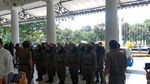 Foto: Sekuriti Alexis Tunggu Ibu-ibu Satpol PP