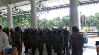 Foto: Sebelumnya, Gubernur DKI Jakarta Anies Baswedan menerjunkan 30 Ibu-ibu Satpol PP untuk memastikan Alexis Tutup. Satpol PP dilepas di halaman Pendopo Balai Kota, Jalan Medan Merdeka Selatan, Jakarta Pusat, sekitar pukul 14.30 WIB. (Zhacky/detikcom)