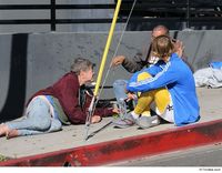 Justin Bieber menyimak obrolan dengan dua homeless.