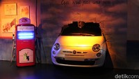 Bodi mobil Fiat ini seakan-akan menabrak dinding rumah Anda. Foto: Dadan Kuswaraharja