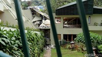 Dari hasil pengecekan petugas Kepolisian dan Dinas PU terdapat 3 bangunan RM Puncak Pas yang mengalami kerusakan di antaranya, Kamar dan dapur.