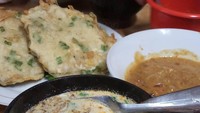 Soto Betawi ini disajikan dalam mangkuk batok kelapa. Hmm, kuahnya sangat menggoda, apalagi dipadu dengan tempe mendoan. Yummy! Foto: Instagram @alankaparang.