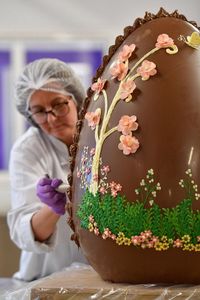 Telur Cokelat Raksasa Seberat 50 Kg Ini Dibuat untuk Paskah