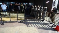 Saat ini suasana di depan Hotel Alexis terpantau kondusif. Personel Satpol PP sudah meninggalkan lokasi.