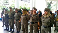 29 Maret 2018. Anies melepas 30 ibu-ibu Satpol PP di Balai Kota yang diterjunkan guna memastikan Alexis ditutup (Foto: Zhacky/detikcom)