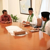 Memakai syal batik berwarna hijau, Gubernur DKI Anies Baswedan menghabiskan waktu makan siangnya dengan menemui Wapres Jusuf Kalla. Foto: Instagram @aniesbaswedan