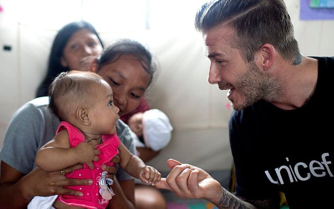 Lihatlah betapa tulusnya David Beckham saat menatap mata dan menggenggam tangan bayi korban topan Haiyan ini. Foto: Dok. UNICEF