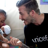 Lihatlah betapa tulusnya David Beckham saat menatap mata dan menggenggam tangan bayi korban topan Haiyan ini. Foto: Dok. UNICEF