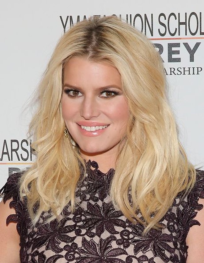 Jessica Simpson tahu dia menderita alergi keju, gandum dan tomat pada 2007, ketika memeriksakan dirinya ke dokter. Reaksi alergi akibat makanan tersebut membuatnya mengalami pendarahan organ dalam. Foto: Getty Images