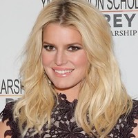 Jessica Simpson tahu dia menderita alergi keju, gandum dan tomat pada 2007, ketika memeriksakan dirinya ke dokter. Reaksi alergi akibat makanan tersebut membuatnya mengalami pendarahan organ dalam. Foto: Getty Images