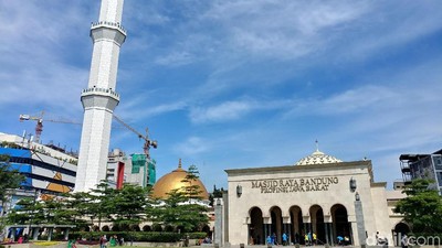 Aksi Muslim Independent Bersihkan Masjid Raya Bandung