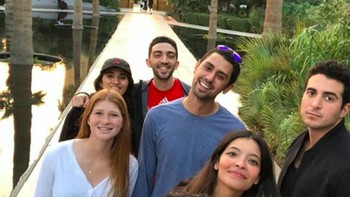 Saat Jennifer di Kuwait bersama teman-teman dan keluarga Nayel. Foto: Instagram
