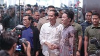 “Presiden Republik Indonesia. Bapak Joko Widodo malam ini nonton #FilmYowisBen,” tulis Bayu Skak dalam cuitannya, Rabu (28/3) malam.  (Foto: Dok. Twitter Bayu Skak)