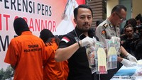 Wadirkrimum Polda Metro Jaya AKBP Ade Ary Syam Indradi menunjukkan barang bukti.