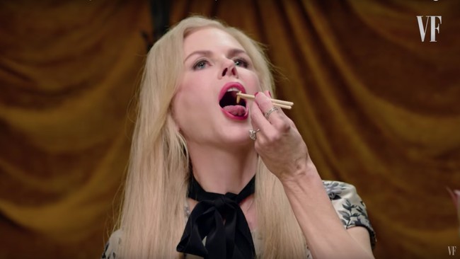Makan cacing ternyata bukan hal aneh bagi Nicole Kidman. Aktris asal Australia tersebut mengaku suka dan sering mengonsumsi binatang tersebut. Dalam sebuah video yang diunggah Vanity Fair, ia menunjukkan kemampuan tersembunyi tersebut dengan mengonsumsi dua jenis cacing hidup, jangkrik, dan belalang goreng. Nicole pun tampak lahap dan sangat menikmati dengan elegan menggunakan sumpit. Foto: Vanity Fair