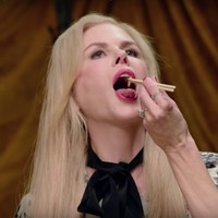 Makan cacing ternyata bukan hal aneh bagi Nicole Kidman. Aktris asal Australia tersebut mengaku suka dan sering mengonsumsi binatang tersebut. Dalam sebuah video yang diunggah Vanity Fair, ia menunjukkan kemampuan tersembunyi tersebut dengan mengonsumsi dua jenis cacing hidup, jangkrik, dan belalang goreng. Nicole pun tampak lahap dan sangat menikmati dengan elegan menggunakan sumpit. Foto: Vanity Fair