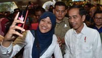 Selfie dulu Pak (Foto: Dok. Kris - Biro Pers Setpres)