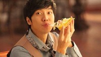 Lee Sung Gi ternyata doyan pizza juga! Kalau dilihat dari mukanya, ia terlihat sangat senang sekali memakan pizza dengan keju yang mulur. Bikin ngiler! Foto: Facebook Lee Sung Gi