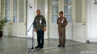 Gubernur DKI Jakarta Anies Baswedan melepas 30 personel Satuan Polisi Pamong Praja (Satpol PP) wanita ke Hotel Alexis, Jakarta Utara. Anies menugaskan mereka untuk memastikan Alexis tutup total.