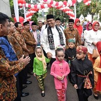 Gambar ondel-ondel dan Monas merupakan motif batik Betawi terpopuler. Anies Baswedan pun kerap memakai syal bergambar dua ikon Jakarta itu saat berkegiatan. Seperti di foto ini dia memakai syal batik Betawi ketika membuka Gebyar Pendidikan Anak Usia Dini (PAUD) dan Pendidikan Masyarakat (Dikmas) DKI Jakarta 2017. Foto: Instagram @aniesbaswedan