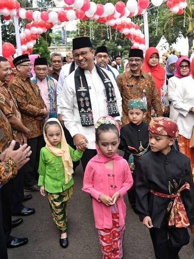 Gambar ondel-ondel dan Monas merupakan motif batik Betawi terpopuler. Anies Baswedan pun kerap memakai syal bergambar dua ikon Jakarta itu saat berkegiatan. Seperti di foto ini dia memakai syal batik Betawi ketika membuka Gebyar Pendidikan Anak Usia Dini (PAUD) dan Pendidikan Masyarakat (Dikmas) DKI Jakarta 2017. Foto: Instagram @aniesbaswedan