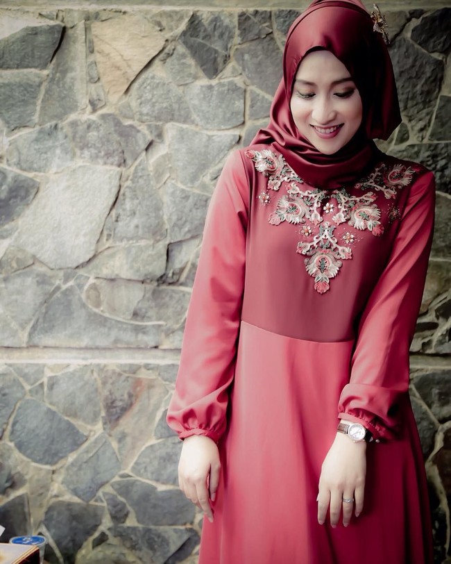 Dosen kelahiran tahun 1990 ini merupakan lulusan Magister Jurusan Psikologi Pendidikan dan Bimbingan. Kini ia mengajar beberapa mata kuliah seperti Psikologi Anak dan Remaja, Psikologi Pendidikan, dan Studi Kasus Remaja.  Foto: Instagram/naddiroh