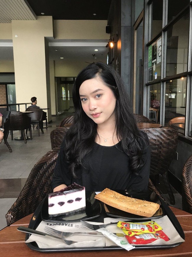 Wanita yang tinggal di Selangor, Malaysia ini menceritakan bahwa ia ditinggalkan oleh pujaan hatinya karena berbadan gemuk. Tak hanya itu, sang kekasih Raden pun kerap memanggilnya gajah. Foto: Twitter @RadenZaharatul