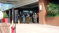 Foto: Sekitar 20 orang petugas sekuriti berbaris di depan lobi Hotel Alexis. (Eva-detikcom)