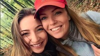 Elena bersama salah satu rekannya. Gimana guys, setuju kalau Elena ini cantik banget? Foto: Instagram Elena V. Holovcsák