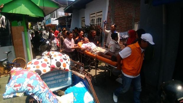 Agar Mau Dievakuasi, Polisi Bujuk Fardana dengan Permen