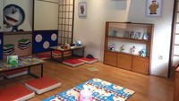 Kafe ini juga sengaja dibuat dengan desain interior seperti rumah Nobita. Furniturenya penuh kayu khas Jepang dan pengunjung yang datang bisa menikmati makanan secara lesehan. Serasa makan di rumah Nobita nih. Foto: Instagram @dmonershome