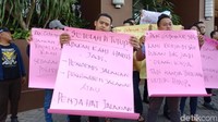 Kedatangan mereka disambut demonstrasi sejumlah karyawan yang membawa poster.