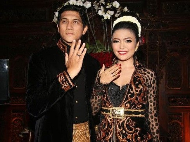 Tantri Kotak tampak ayu dibalut kebaya dan paes pengantin Jawa saat dinikahi Hatna Danrada pada 2014. Foto: Ist.
