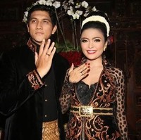 Tantri Kotak tampak ayu dibalut kebaya dan paes pengantin Jawa saat dinikahi Hatna Danrada pada 2014. Foto: Ist.