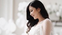 Franda juga tengah menyiapkan kelahiran buah hatinya itu dan mengambil cuti dari pekerjaannya sebagai presenter gosip. (Dok. Instagram/frandaaa87)