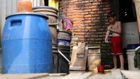 Aktivitas sehari-hari warga di Kampung Apung Kapuk.