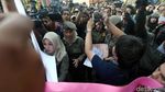 Foto: Ibu-ibu Satpol PP Vs Sekuriti Berbadan Tegap di Depan Alexis