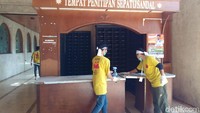 Relawan membersihkan masjid dengan cara mengepel, menyapu hingga mengelap pilar dan jendela secara detail. Di sisi lain, bagian kamar mandi dan tempat wudhu pun turut dibersihkan. (Foto: Tri Ispranoto/detikcom)