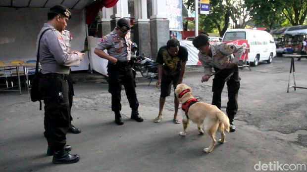 Anjing Pelacak Ikut Sterilkan Gereja di Semarang Jelang Paskah