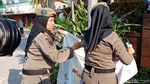 Foto: Ibu-ibu Satpol PP Pasang Spanduk Penutupan Alexis