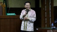 Indri Astuti, mengaku sempat melihat Setya Novanto bisa berdiri tegak meski saat itu disebut mengalami kecelakaan. Saat itu, dia mendapati Novanto tengah buang air kecil sambil berdiri di urinal samping tempat tidur. Namun, menurut Indri, saat Novanto tahu ada yang memperhatikan, tiba-tiba Novanto langsung jadi lemas ketika kembali ke tempat tidur.(Foto: Ari Saputra)