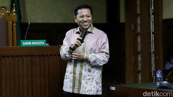 Jalani Sidang Tuntutan, Novanto Masih Cengengesan