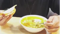 Soto pak Ndorooo enaaakk, bukan karena punya sahabat tapi ini emang enak, nyamnyamnyam tulis Glenn dalam caption. Ternyata soto ayam yang dimakan ini bisnis kuliner milik Sandy Sandoro. Foto: instagram @glennfredly309
