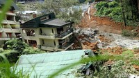 Longsor diduga dipicu adanya amblasan pada bronjong yang terpasang di lokasi pascaperistiwa longsor di wilayah tersebut beberapa waktu lalu. Bronjong tersebut amblas sedalam 40 meter dengan panjang kurang lebih 150 meter.