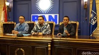 Wakil Ketua Dewan Kehormatan PAN Dradjad Wibowo (kiri) bersama Waketum PAN Hanafi Rais (kanan) menggelar jumpa pers soal kepemilikan lahan. Dradjad mengatakan PAN menggunakan data dari Megawati Institute soal ketimpangan kepemilikan lahan di Indonesia. Ia menyebut berdasarkan data itu ketimpangan kepemilikan lahan di Indonesia tinggi. (Foto: Haris Fadhil/detikcom)