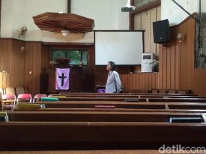 Menengok Persiapan Jumat Agung di Gereja Tua Cirebon