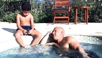 Dia juga mengajak anak-anaknya dan pacarnya pergi liburan. (vindiesel/Instagram)