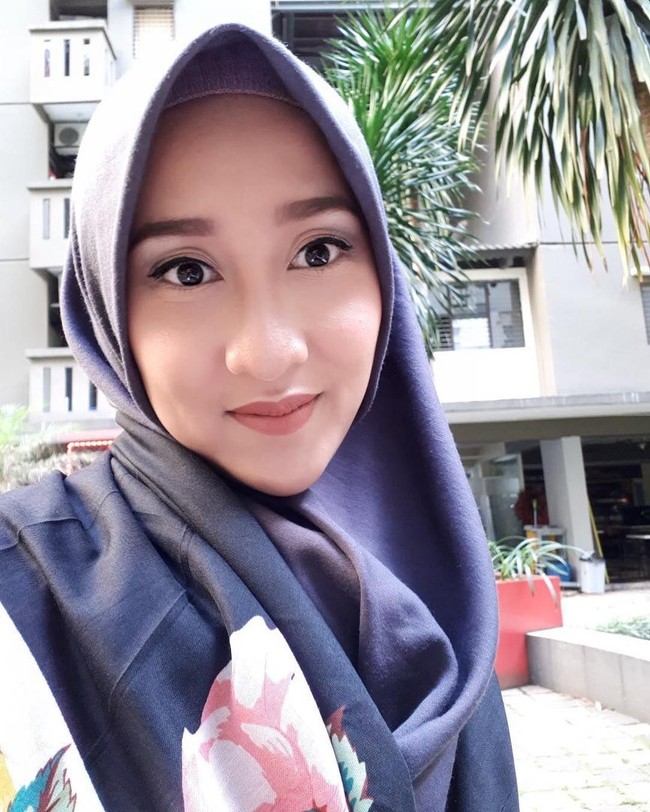 Di luar prestasi akademisnya, Nadia juga memiliki hobi merias wajah. Ia mengaku salah satu passion-nya ada di dunia make up. Meski begitu, ia tidak berencana menyeriusi hobinya itu. Foto: Instagram/naddiroh